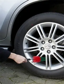 Brosse manuelle pour le nettoyage des jantes 1.webp