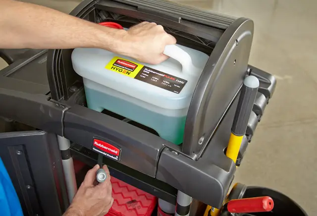 Contenant avec tuyau de remplissage 1.webp