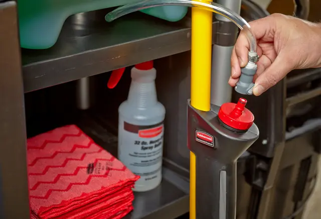 Contenant avec tuyau de remplissage 2.webp