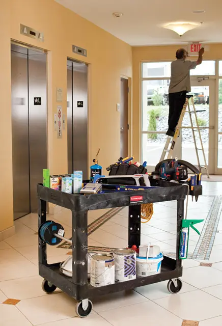 Chariot utilitaire 2 tablettes 4520-88 Rubbermaid 8.webp