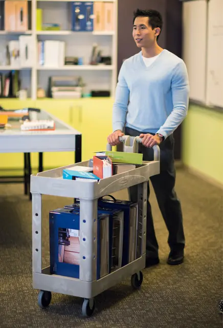 Chariot utilitaire 2 tablettes 4520-88 Rubbermaid 6.webp