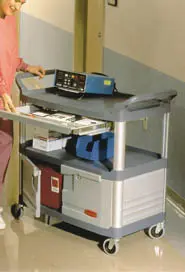 Chariot utilitaire 3 tablettes 4094 X-Tra avec cabinet verrouillable 1.webp