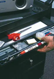 Chariot de service à 3 tablettes, 2 côtés fermés et cabinet verr Rubbermaid 3457 1.webp