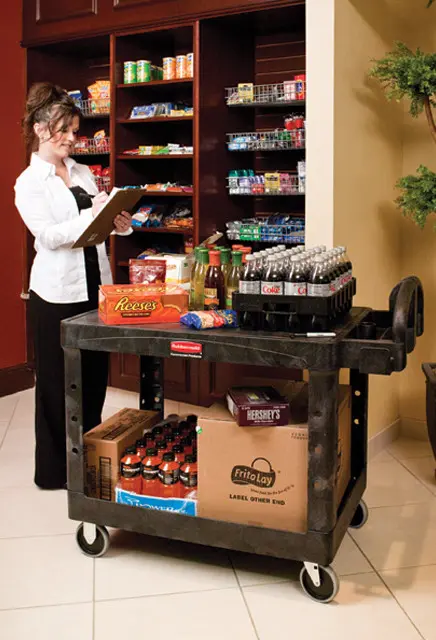 Chariot utilitaire à 2 tablettes plate 19 x 38 Rubbermaid 4505 5.webp