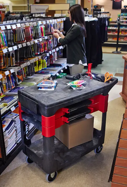 Chariot de travail avec compartiments de rangement Rubbermaid 6180 1.webp