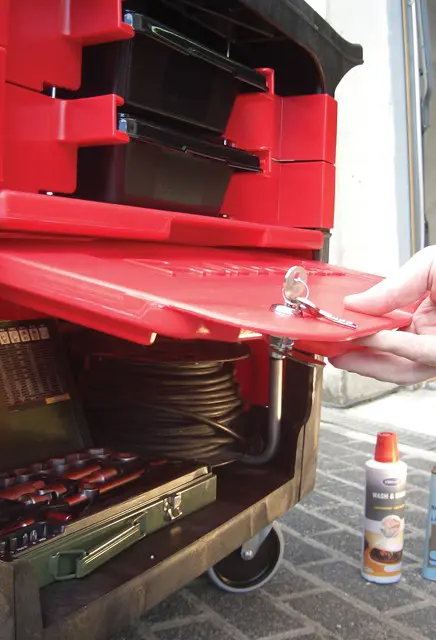 Chariot de travail avec compartiments de rangement Rubbermaid 6180 4.webp