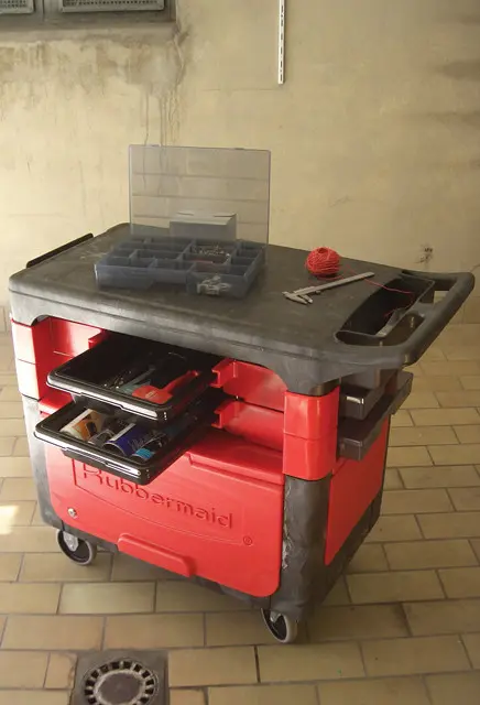 Chariot de travail avec compartiments de rangement Rubbermaid 6180 2.webp