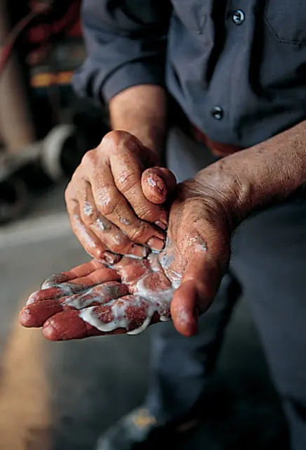 01032 SCOTT Essuie-mains débit par le centre blanc, 6 x 700 feuilles4.webp