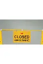 Écriteau suspendu jaune ''Closed for Cleaning'' en anglais seulement 1.webp
