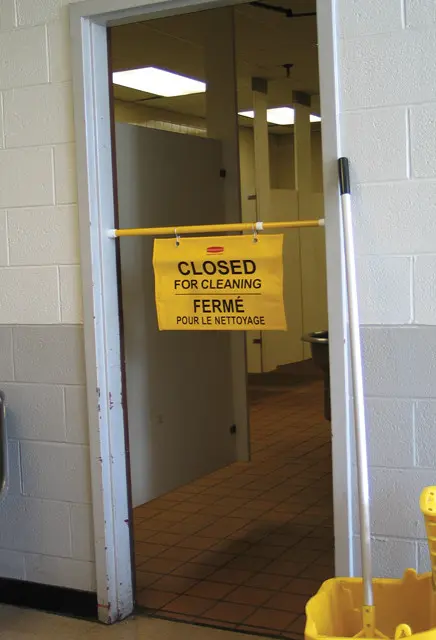 Affiche suspendue bilingue Fermé pour le nettoyage 2.webp