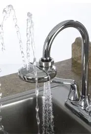 Douche oculaire montée sur robinet Axion eyePOD 2.webp