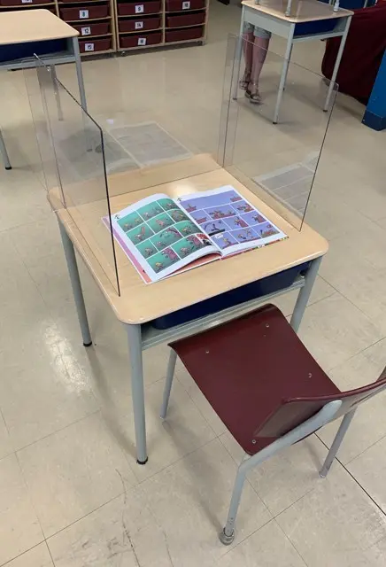 Écran protecteur pour pupitre d'école 4.webp