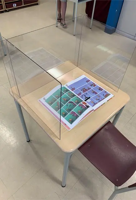 Écran protecteur pour pupitre d'école 3.webp