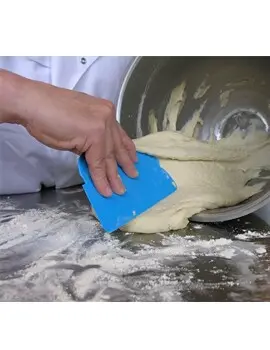 Racloir à main flexible pour service alimentaire 3.webp