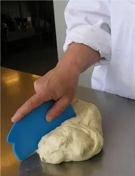 Racloir à main flexible pour service alimentaire 4.webp