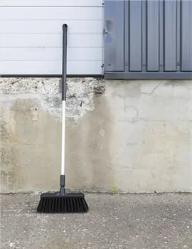 Balai-brosse robuste avec fibres de crins fermes 3.webp