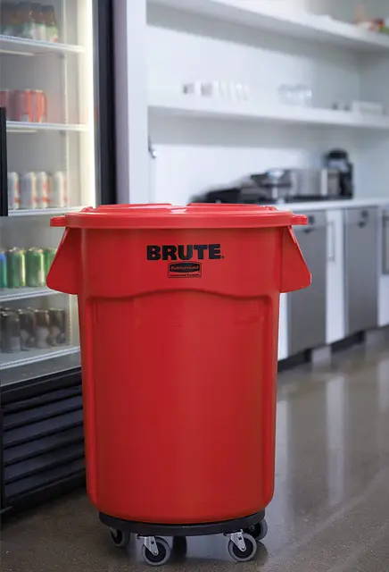 Couvercle auto-videur pour poubelle 10 gallons Brute3.webp