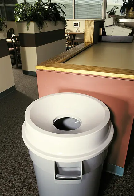 Couvercle en entonnoir pour poubelle 32 gallons3.webp