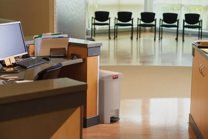 Poubelle à pédale en résine Slim Jim, 4 gal2.webp