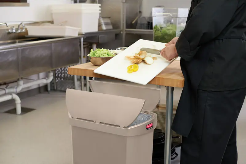 Poubelle à pédale en résine Slim Jim, 4 gal4.webp