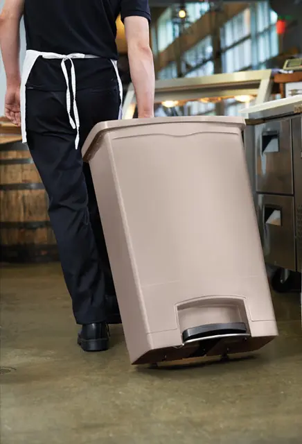 Poubelle à pédale en résine à ouverture horizontale Slim Jim, 18 gal6.webp