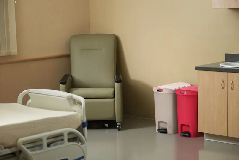 Poubelle à pédale en résine Slim Jim, 4 gal3.webp