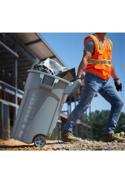 2131929 BRUTE Poubelle rounde sur roue 44 gal3.webp