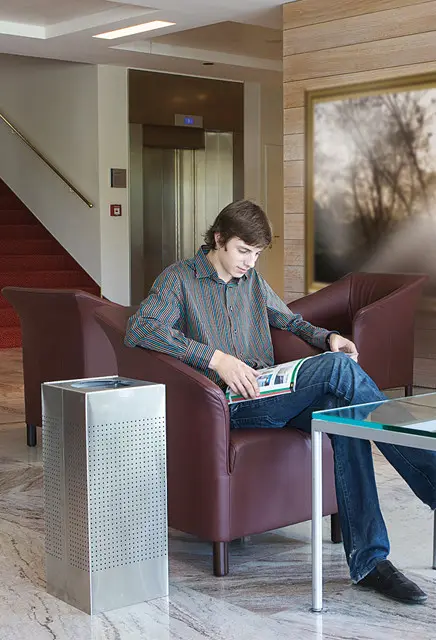 SILHOUETTES Poubelle étroite avec couvercle 25 gal2.webp