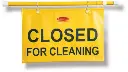 Écriteau suspendu jaune ''Closed for Cleaning'' en anglais seulement