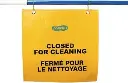 Affiche suspendue bilingue au cadre de porte "Fermé pour le nettoyage"